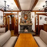 Deluxe Отель Татаров